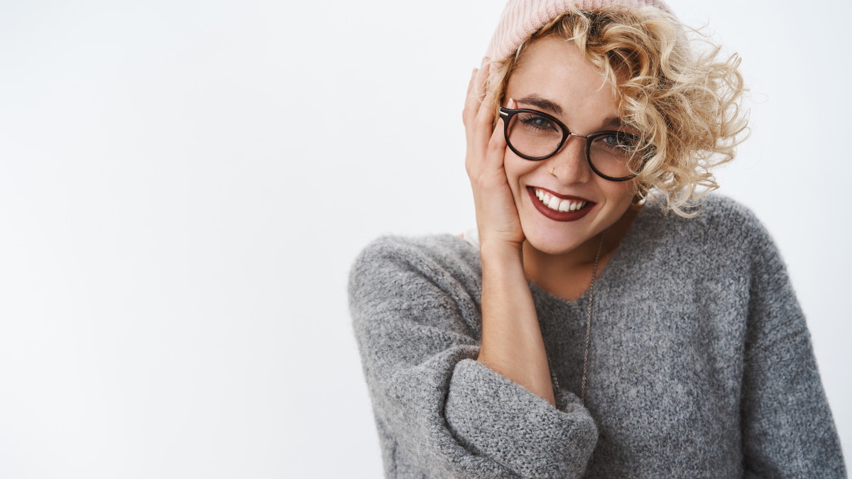 jeune femme blonde portant des lunettes de vue