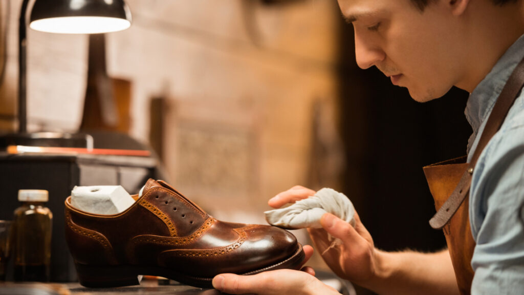 Pourquoi cirer ses chaussures régulièrement est essentiel ?